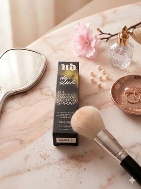 Urban Decay De-Slick Oil Control Makeup Setting Spray — Black with Gold Accents